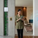 نمایش کابل‌کشی باس KNX در کنار ماژول‌های هوشمند دیواری در یک ساختمان تجاری